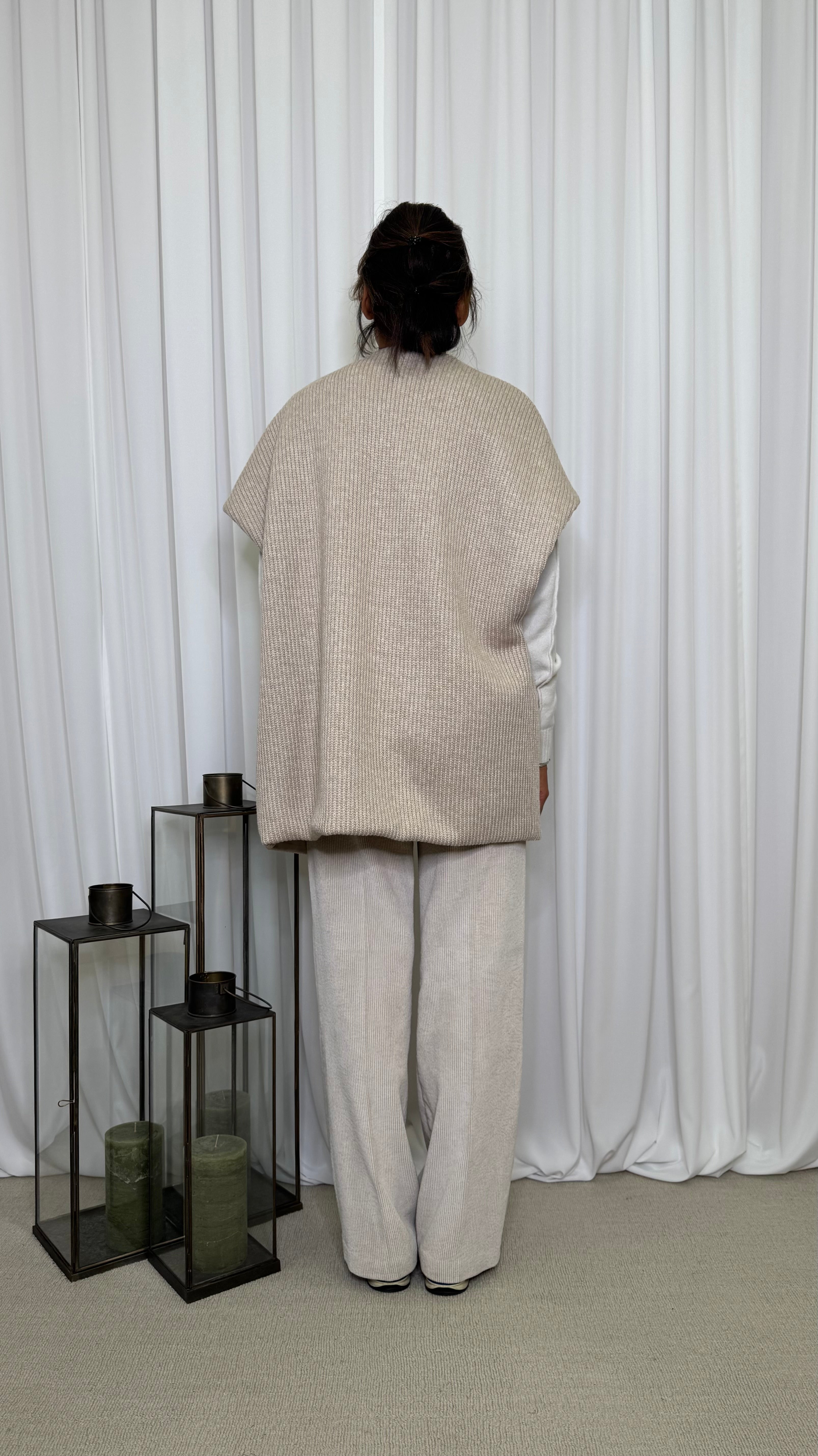 GILET CON PARTICOLARI TASCONI IN PIUMINO