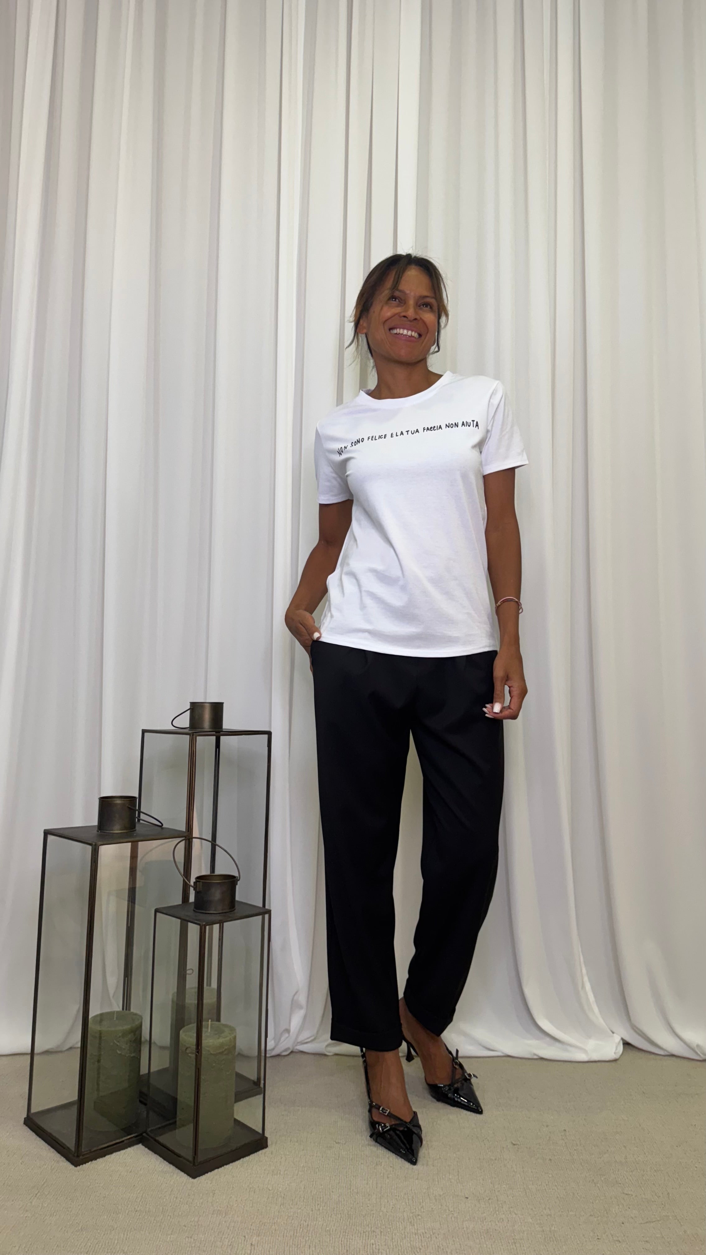 T-SHIRT BIANCA CON RICAMO SCRITTA