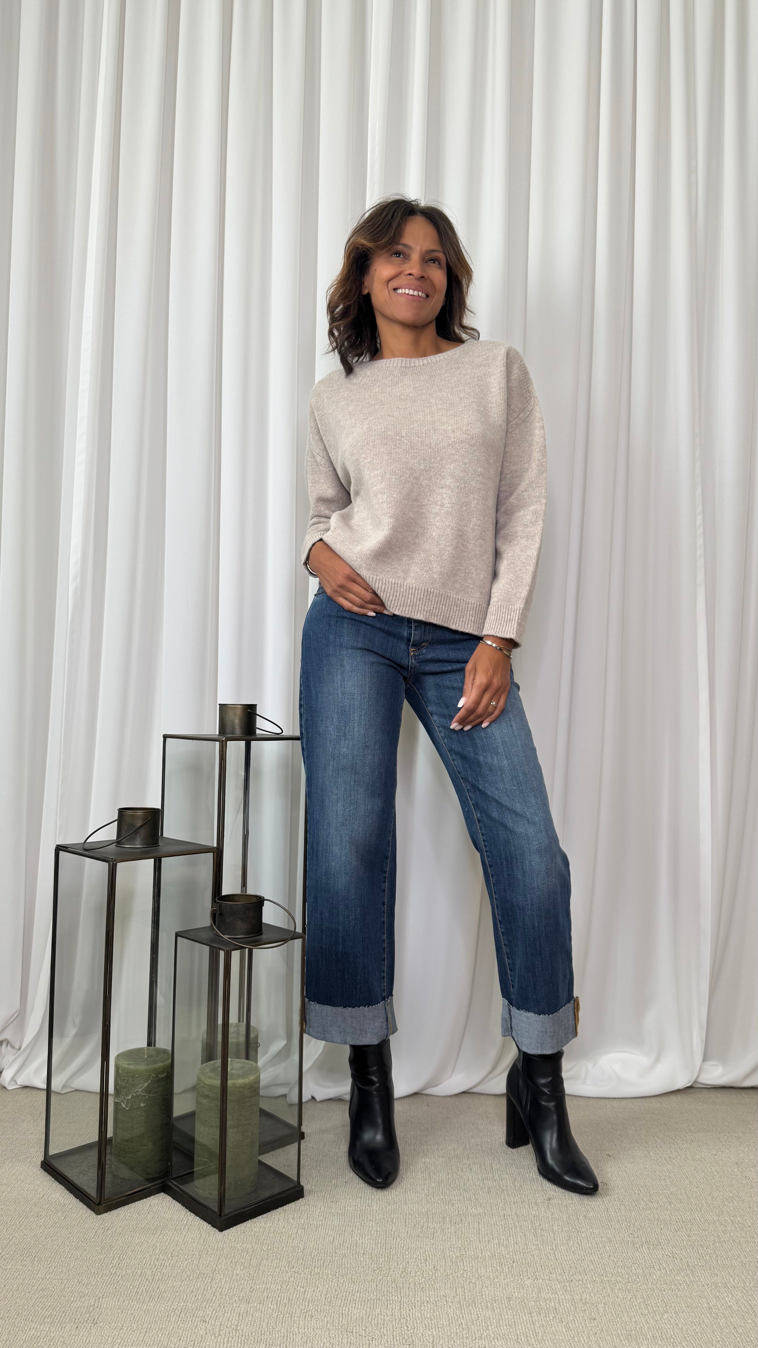 ROUND NECK SWEATER WITH SIDE SEWING DETAIL
