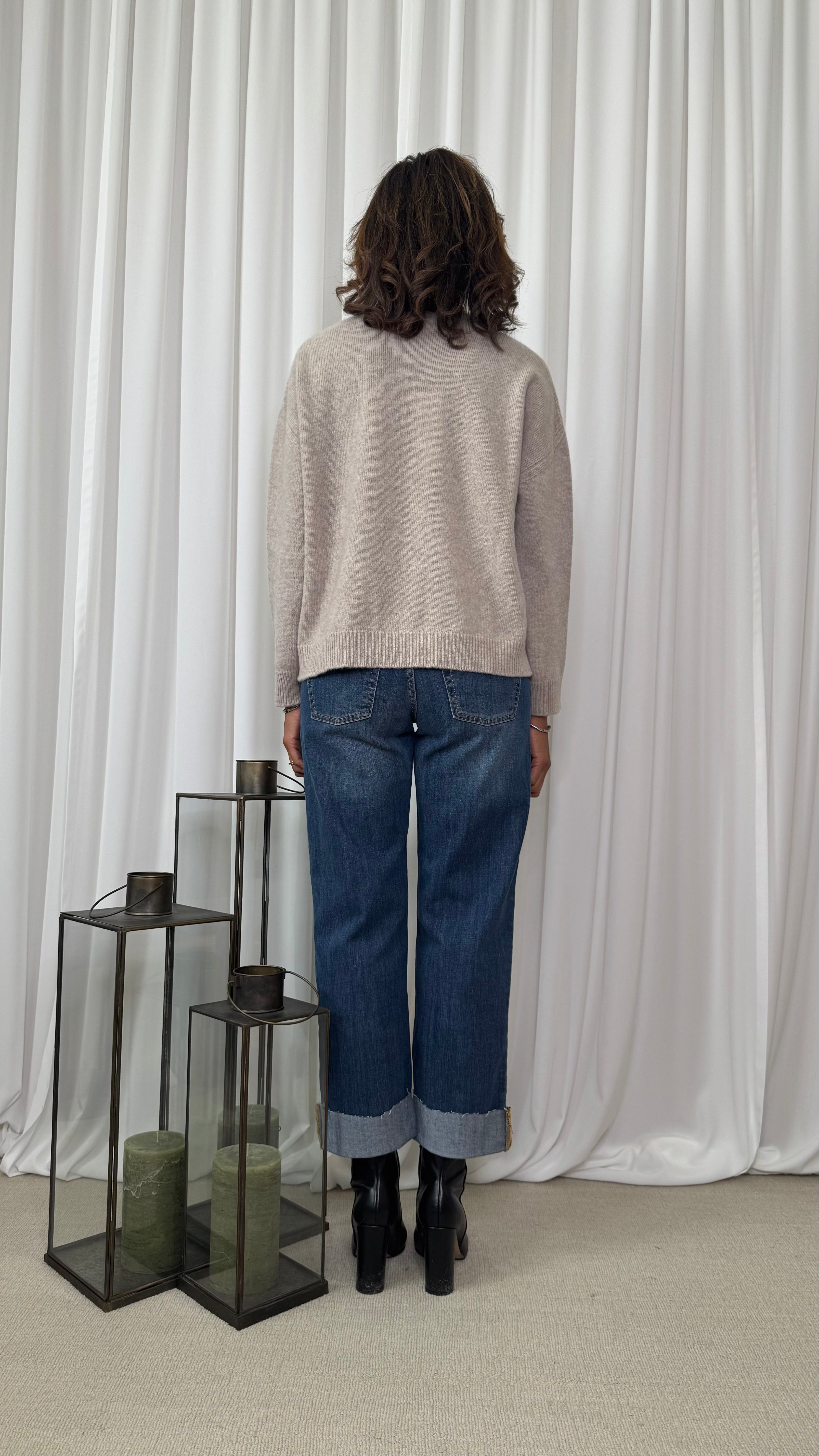 ROUND NECK SWEATER WITH SIDE SEWING DETAIL
