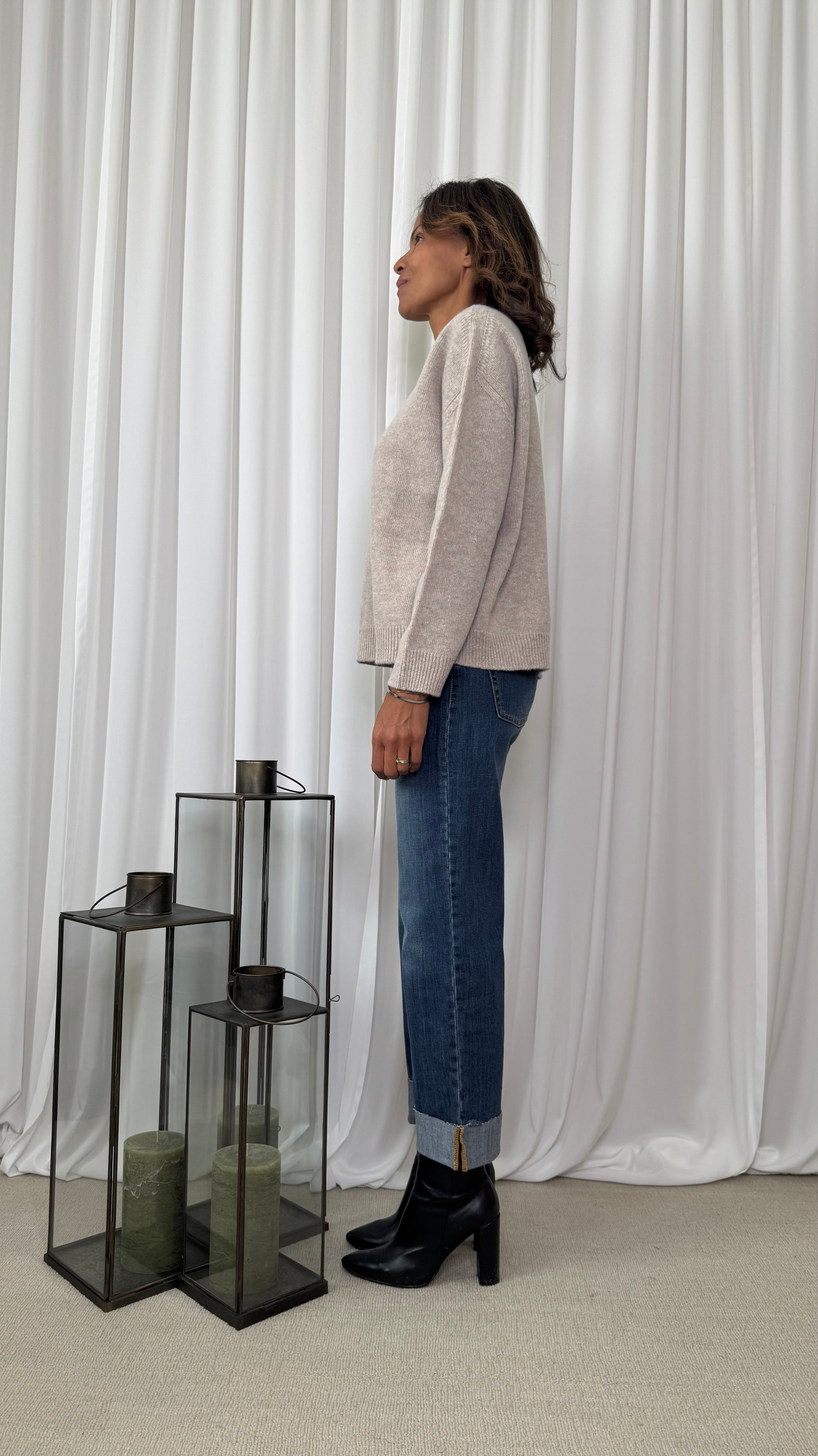 ROUND NECK SWEATER WITH SIDE SEWING DETAIL