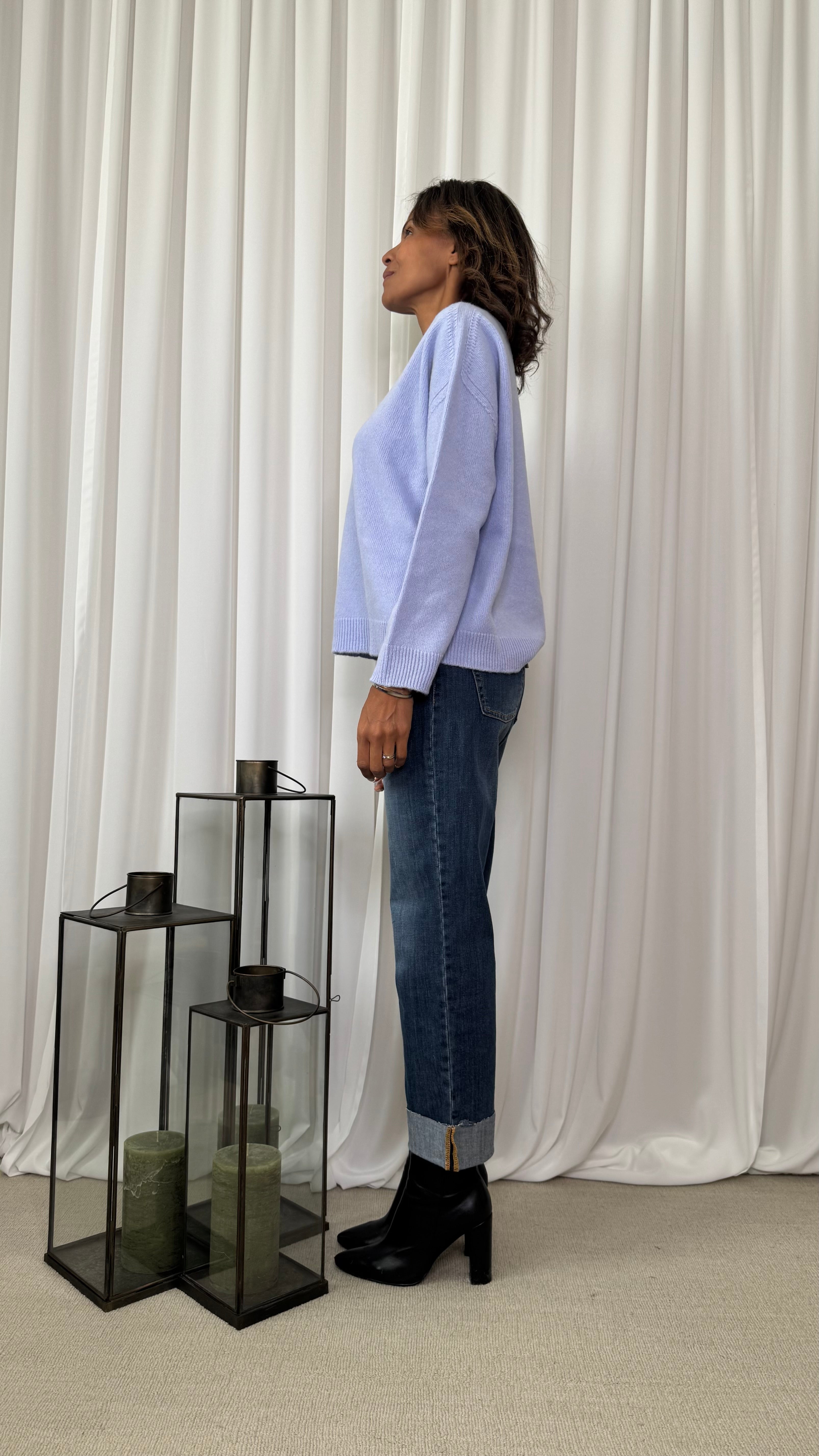 ROUND NECK SWEATER WITH SIDE SEWING DETAIL
