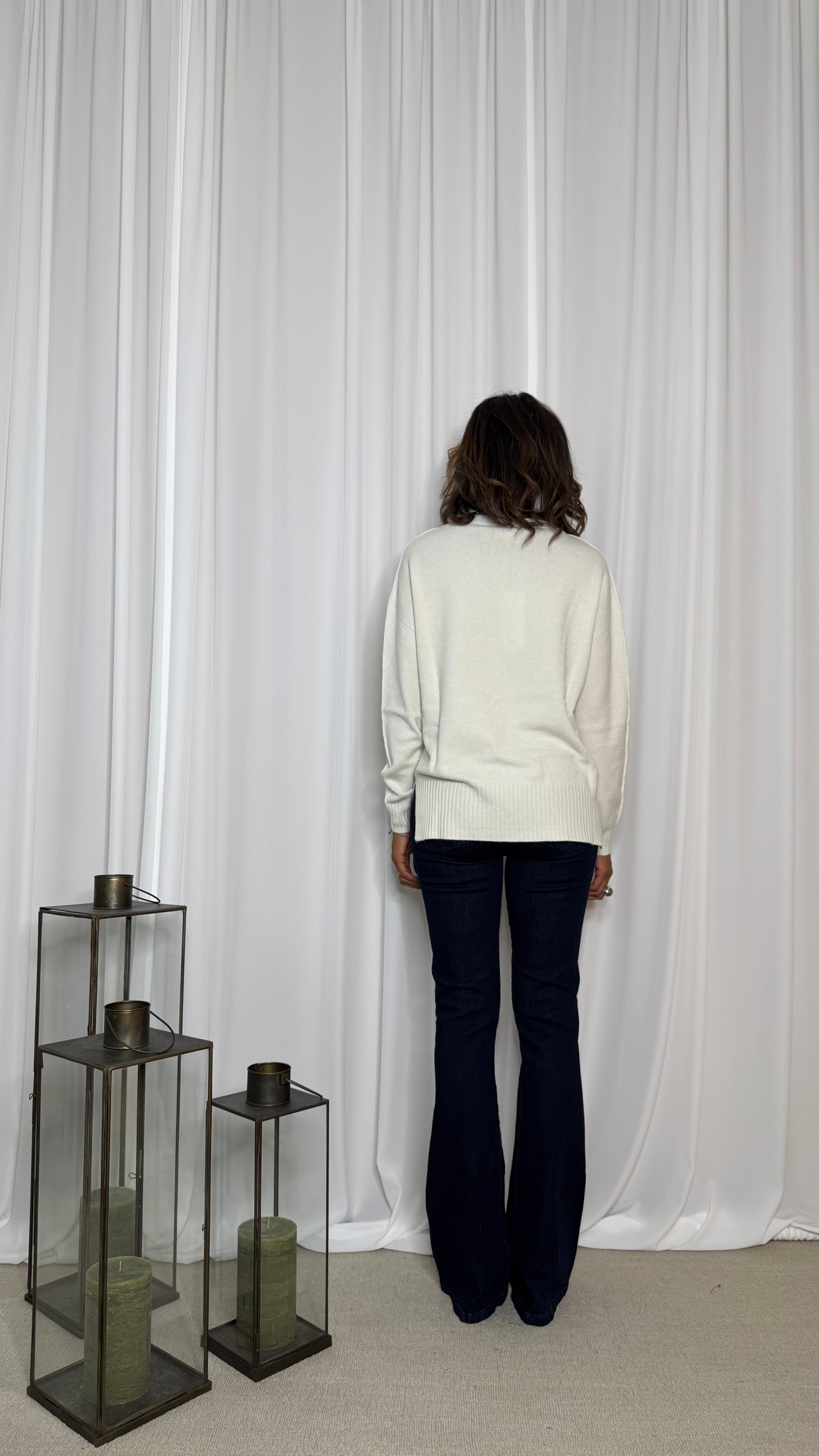 MAGLIA CON SPACCHI LATERALI