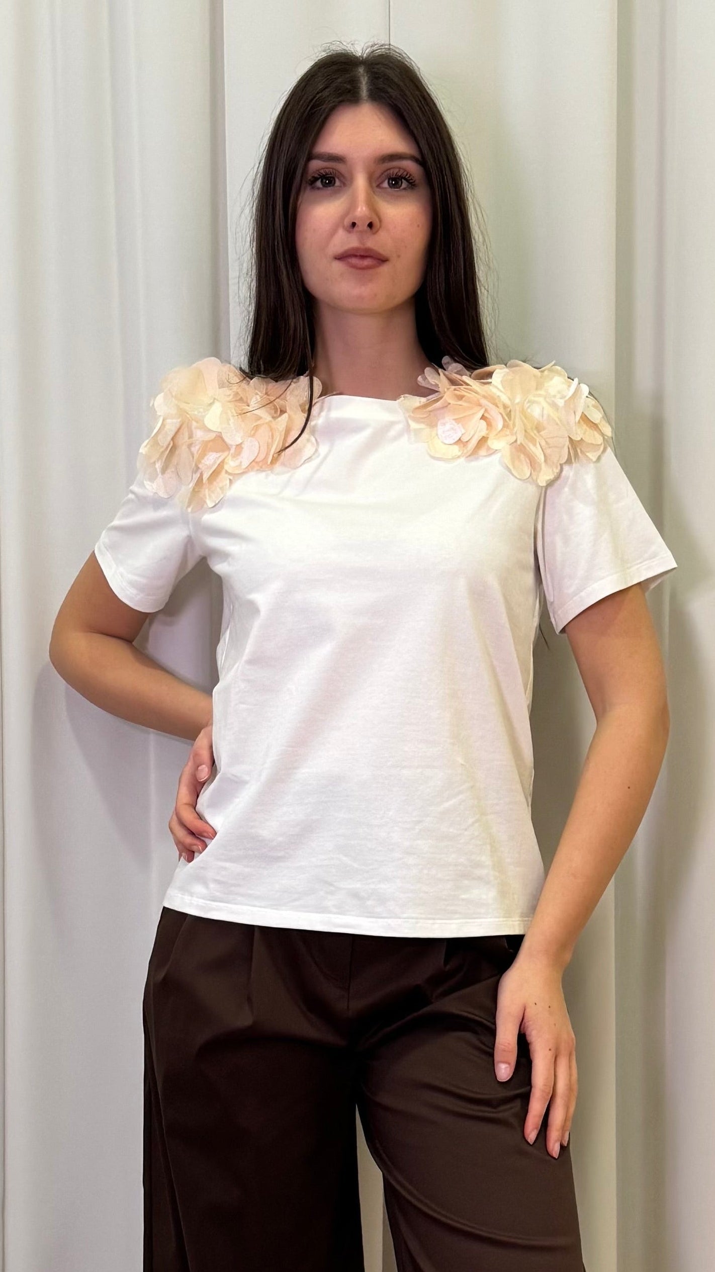 T-SHIRT CON APPLICAZIONI SPALLE