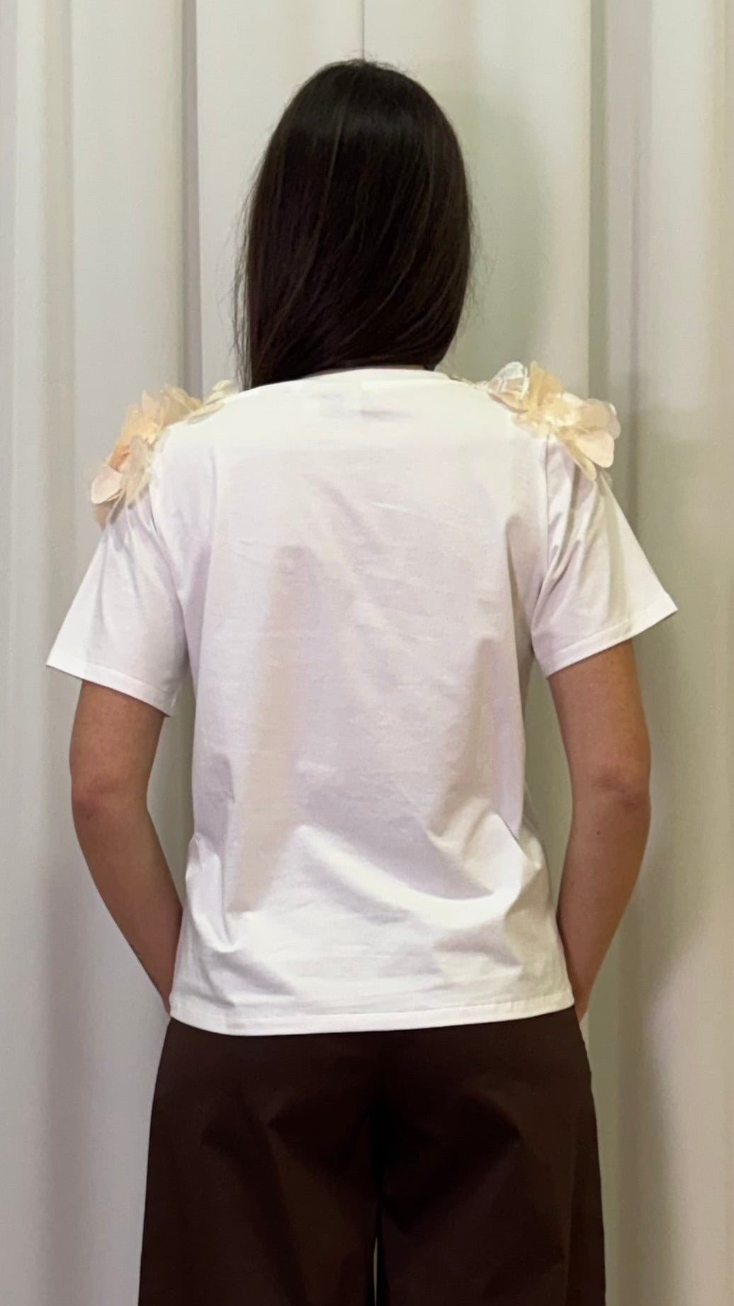 T-SHIRT CON APPLICAZIONI SPALLE