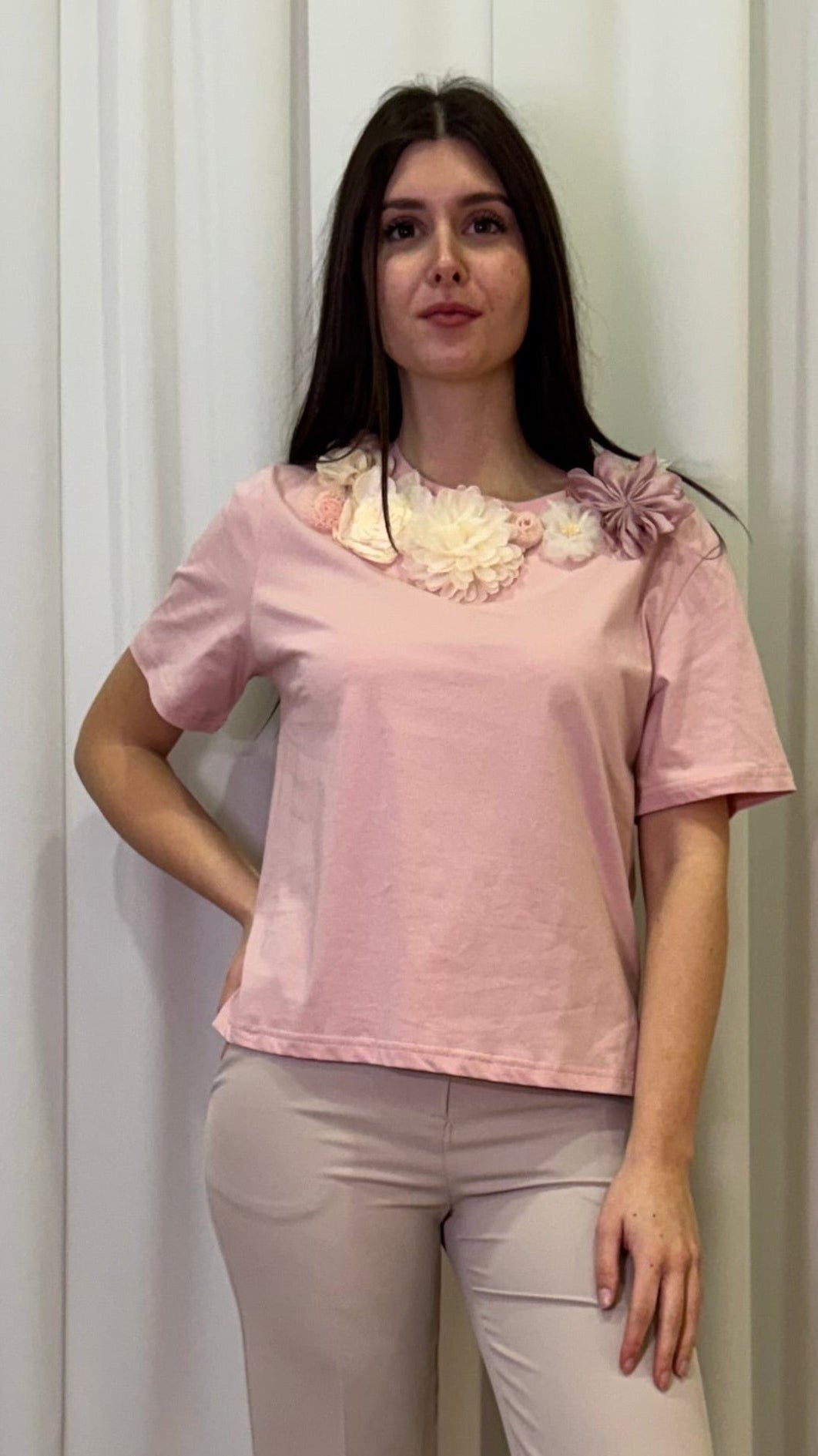 T-SHIRT CON APPLICAZIONI COLLO