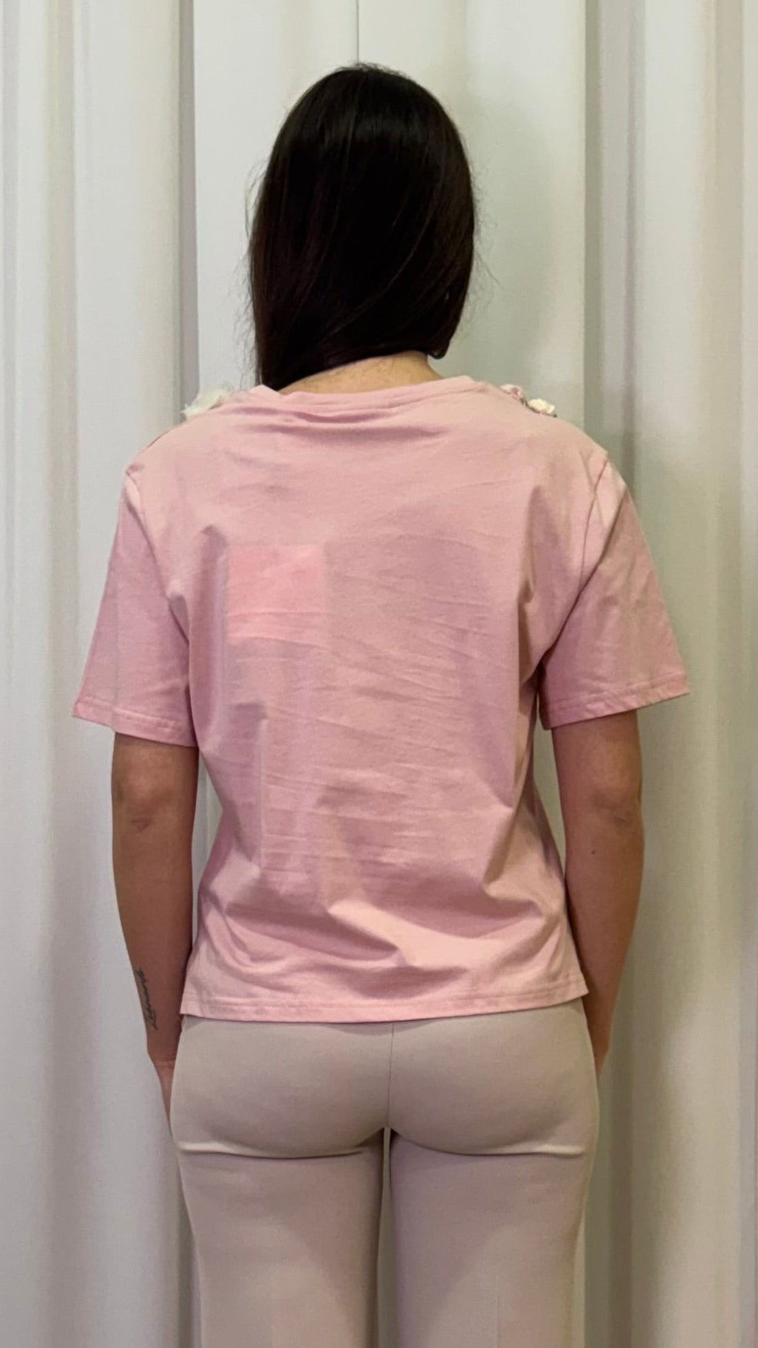 T-SHIRT CON APPLICAZIONI COLLO