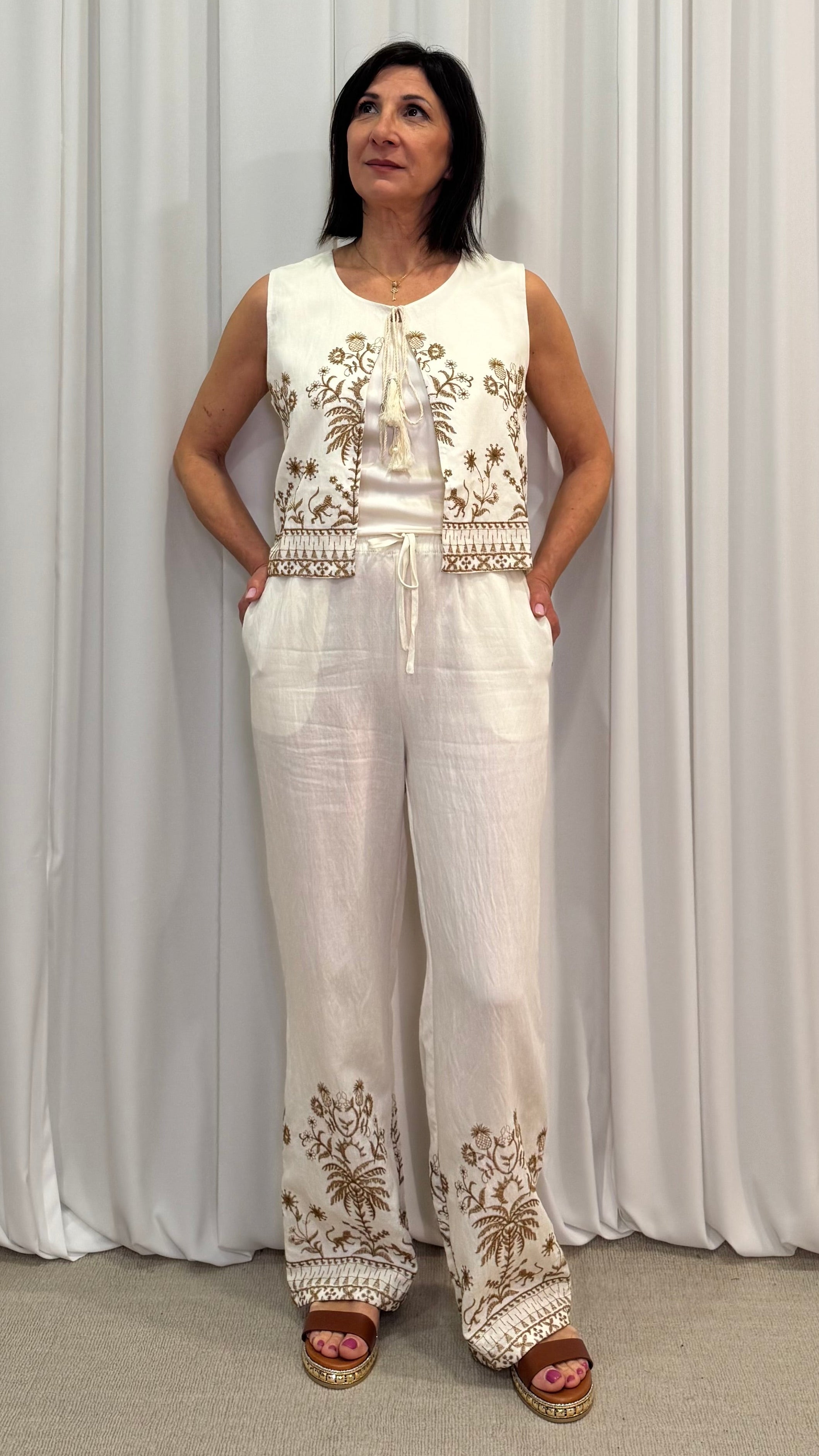 PANTALONE AMPIO CON RICAMO