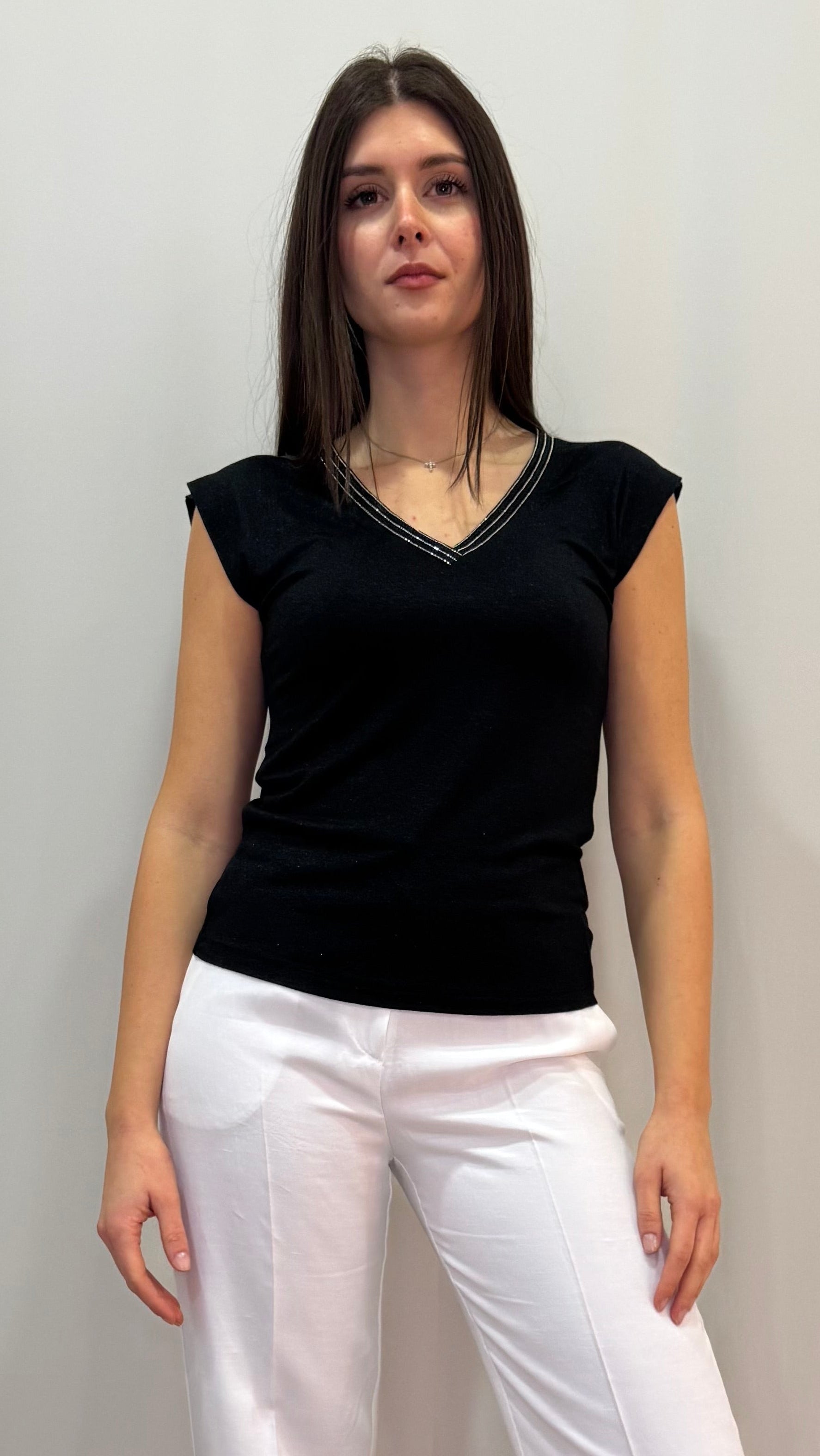 T-SHIRT CON COLLO PROFILATO