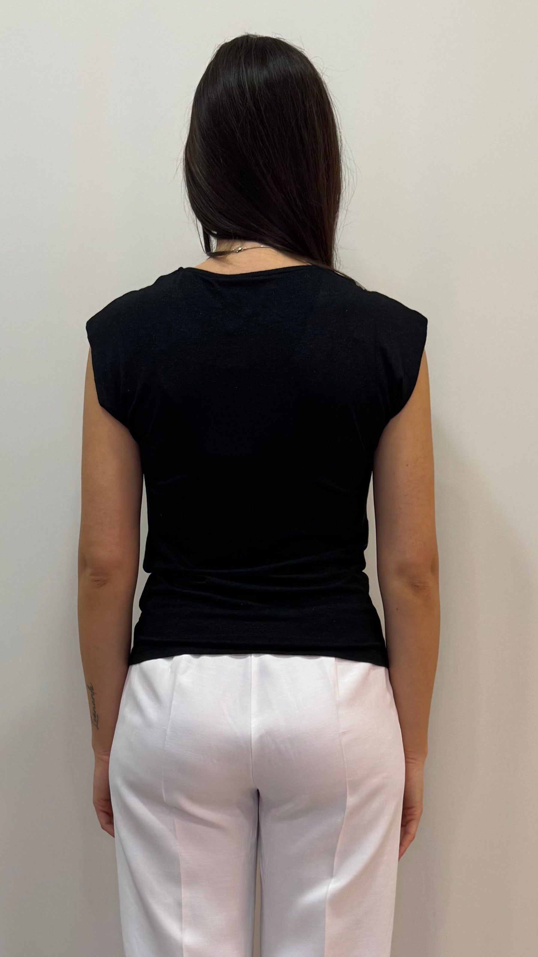 T-SHIRT CON COLLO PROFILATO