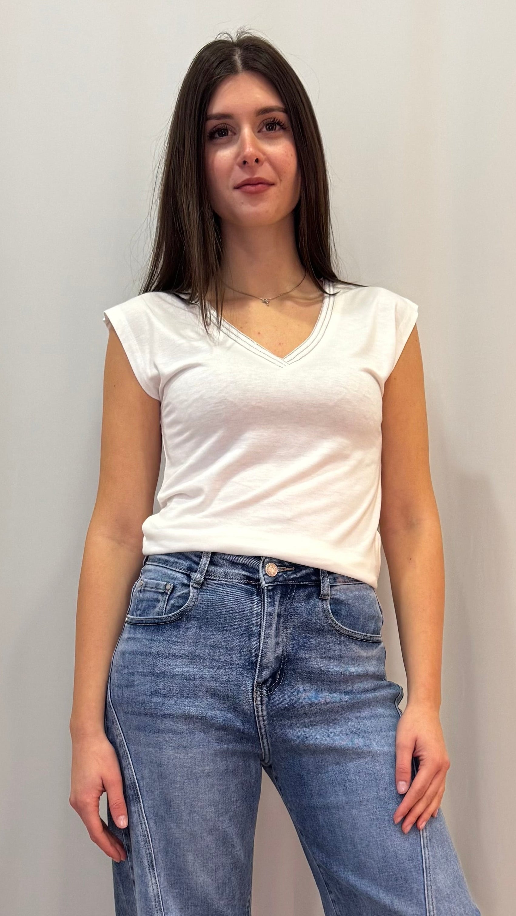 T-SHIRT CON COLLO PROFILATO
