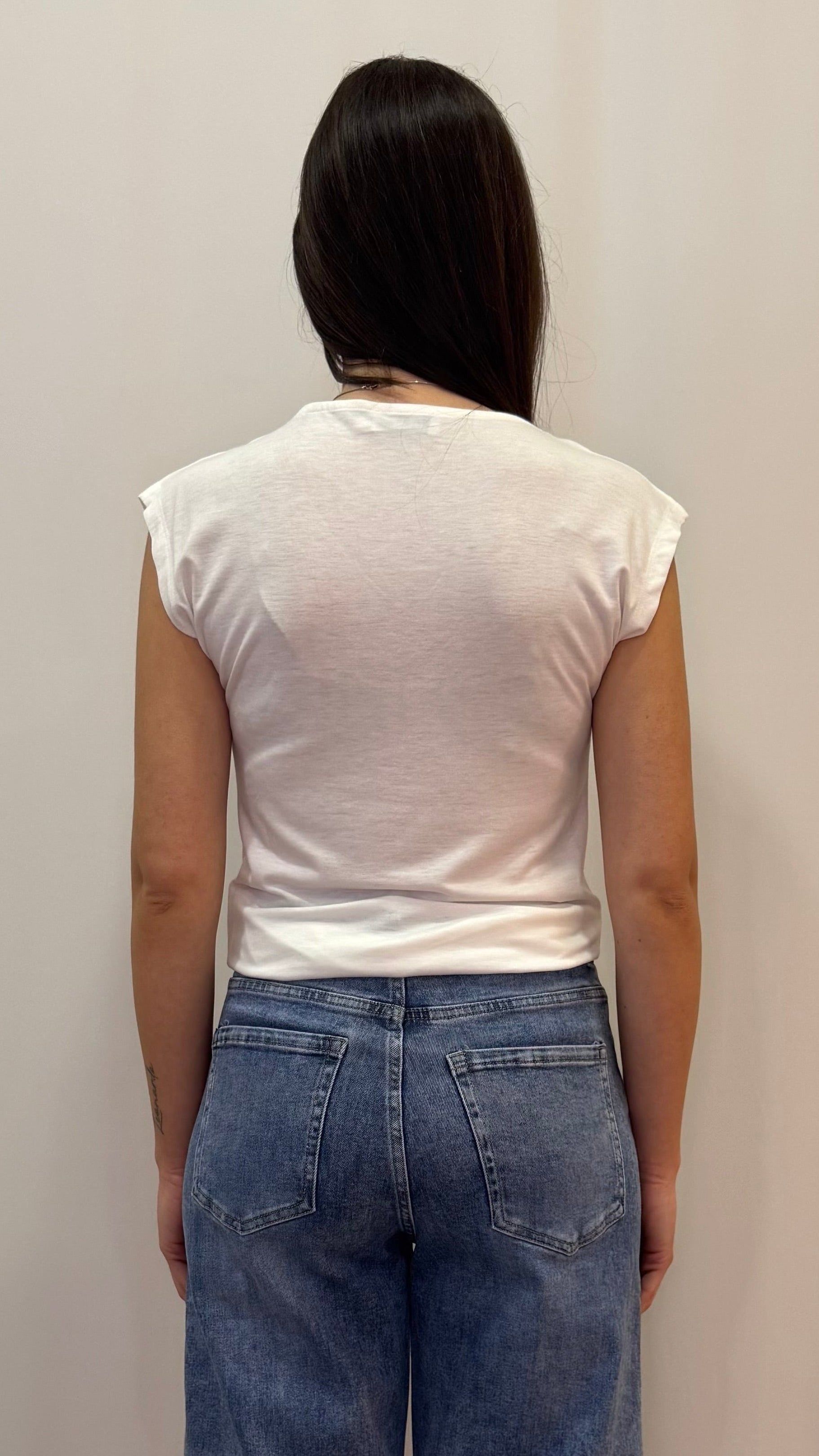 T-SHIRT CON COLLO PROFILATO