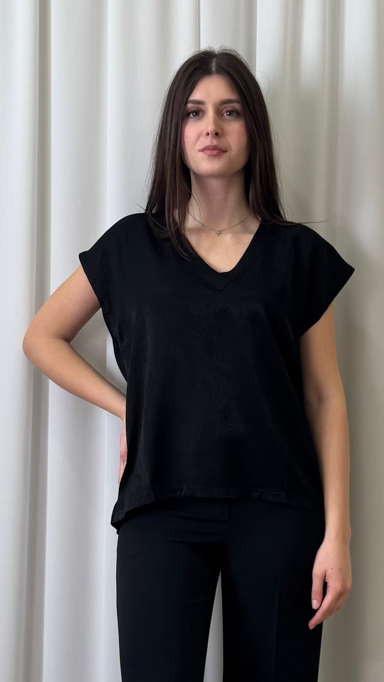 T-SHIRT SCOLLO A V