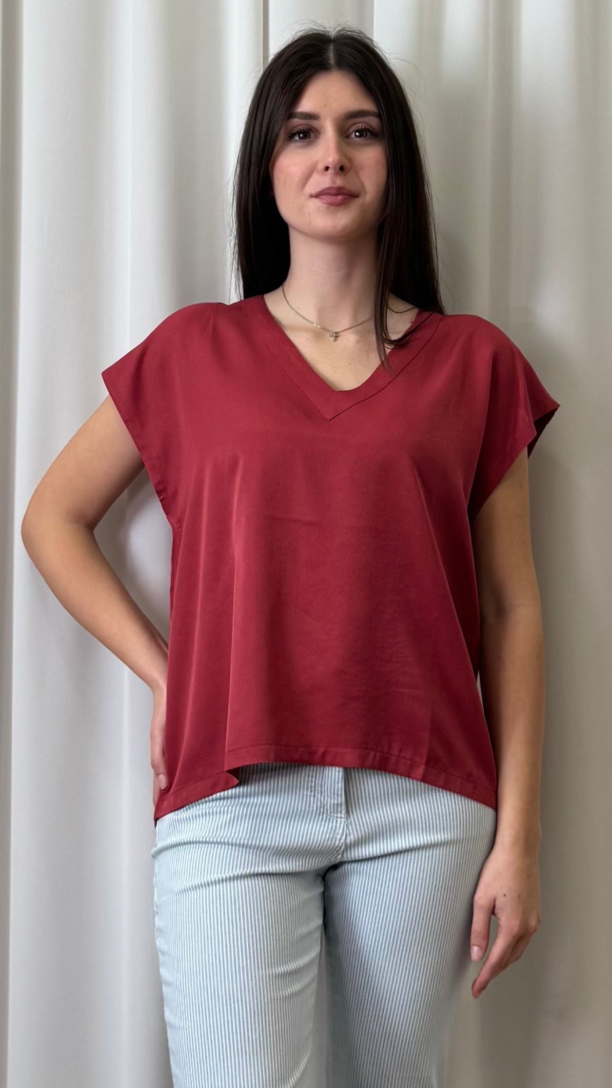 T-SHIRT SCOLLO A V