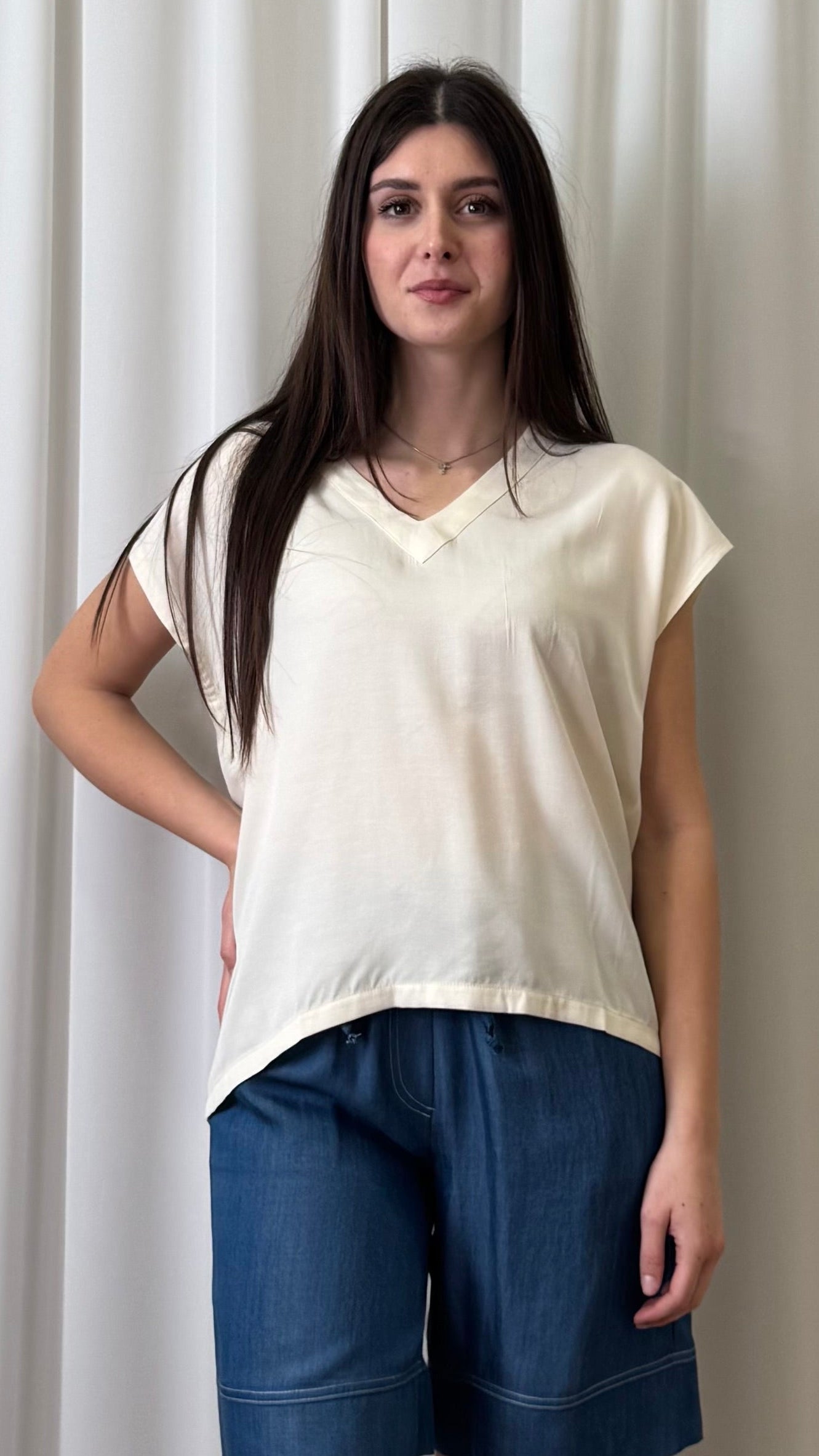 T-SHIRT SCOLLO A V