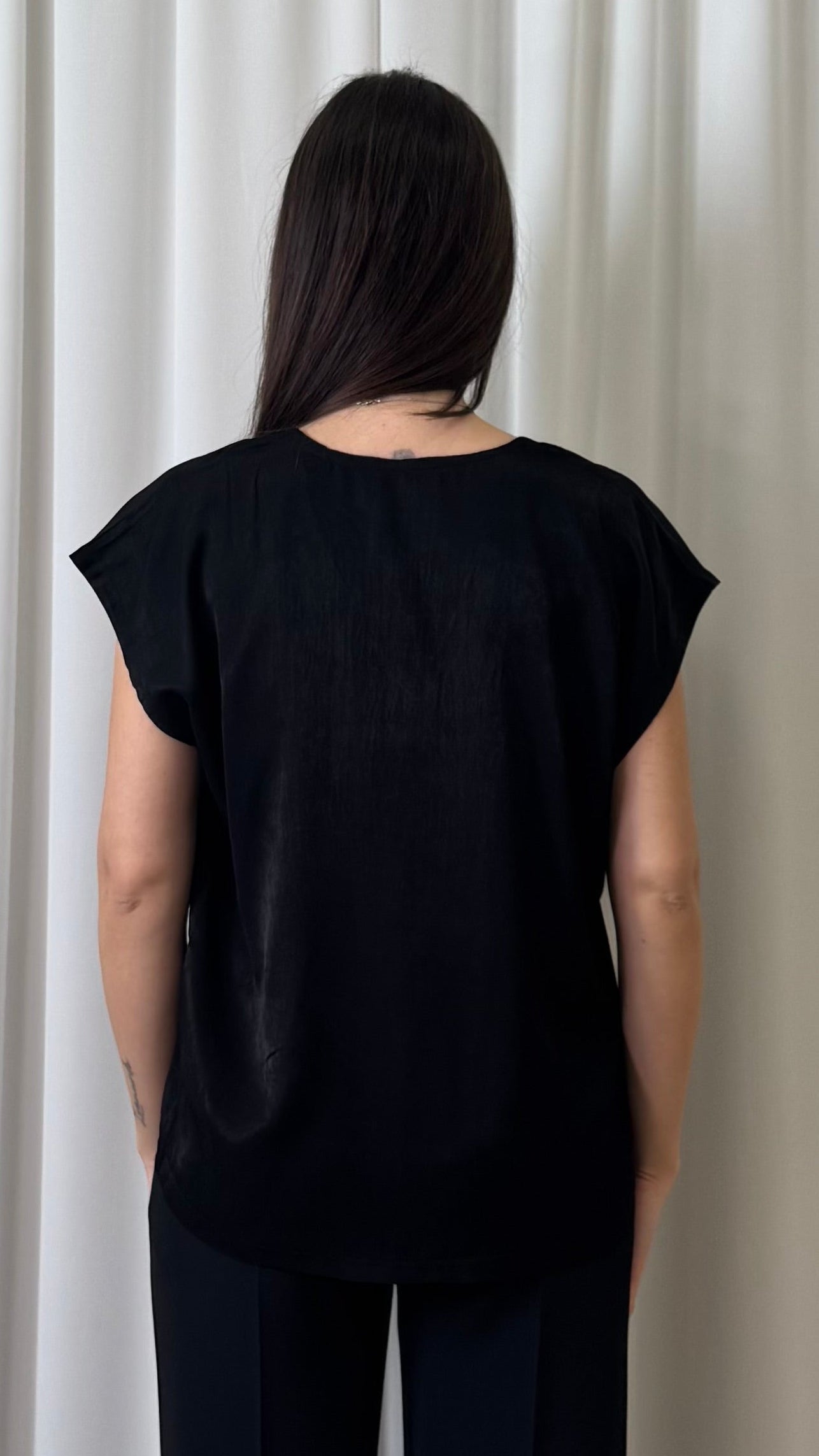 T-SHIRT SCOLLO A V
