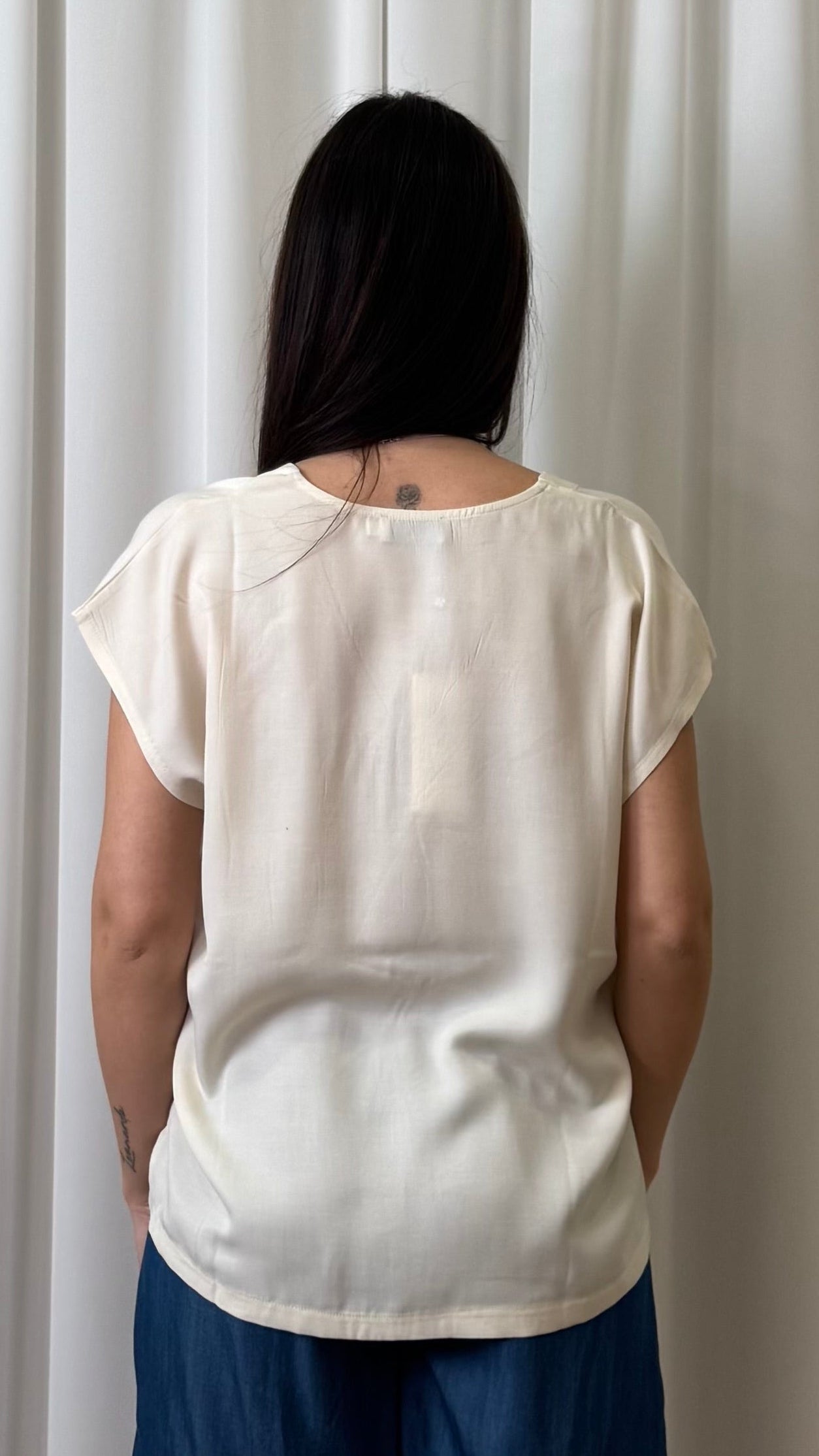 T-SHIRT SCOLLO A V