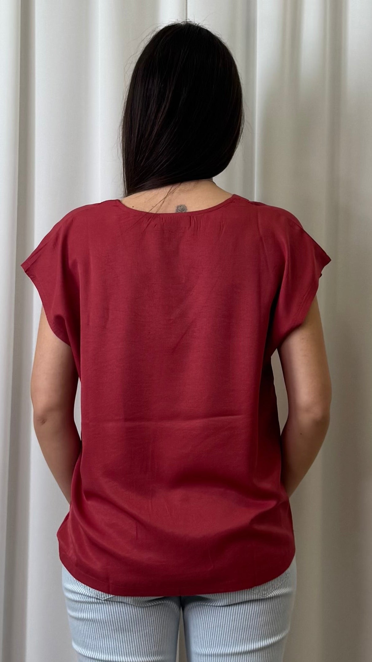 T-SHIRT SCOLLO A V