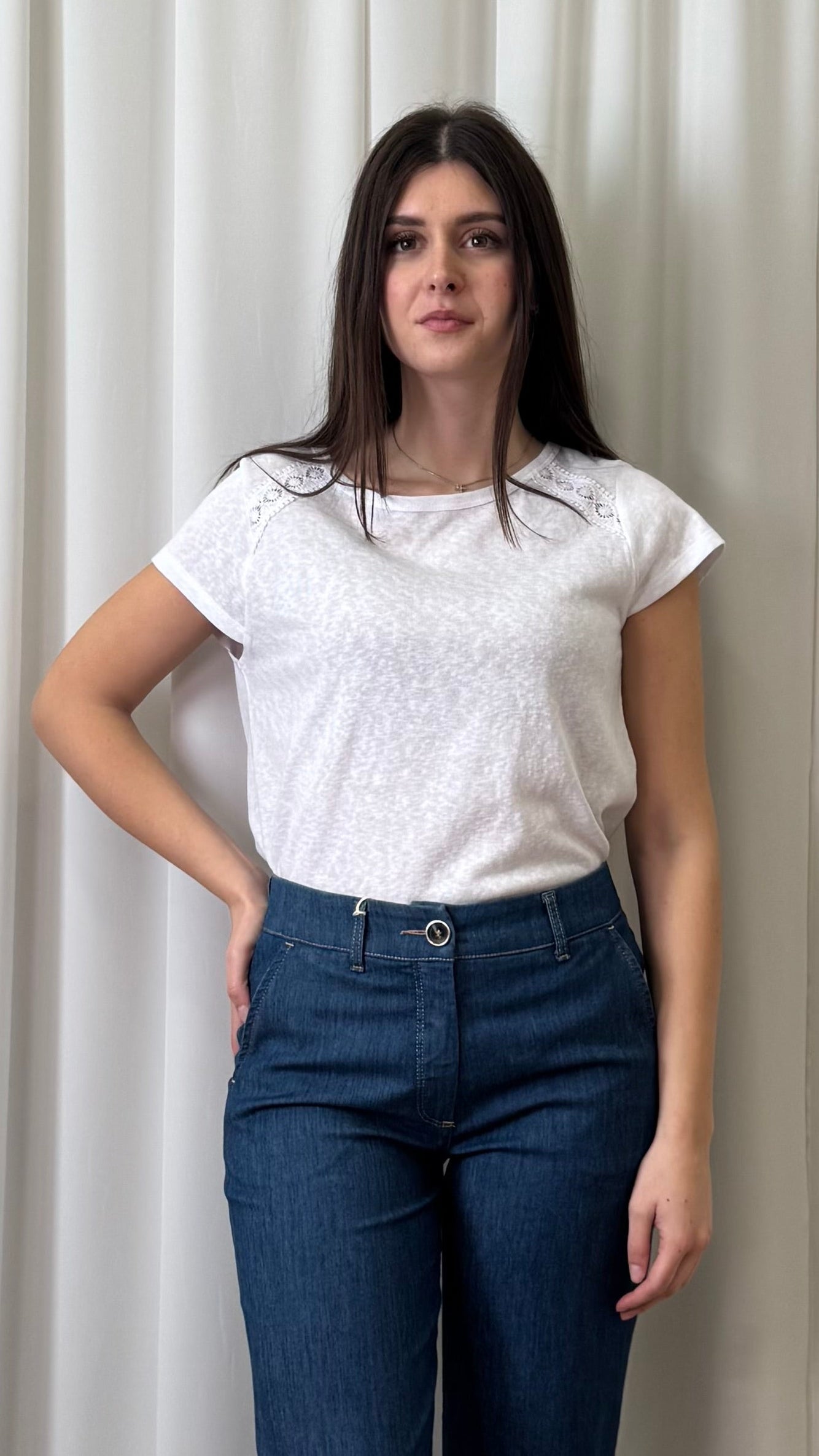 T-SHIRT CON DETTAGLIO IN PIZZO