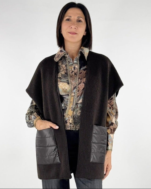 GILET CON PARTICOLARI TASCONI IN PIUMINO