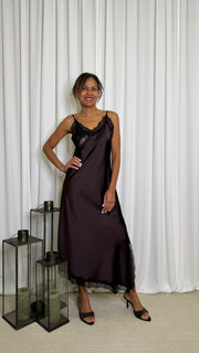 ABITO MIDI CON SPALLINE E PROFILI IN PIZZO