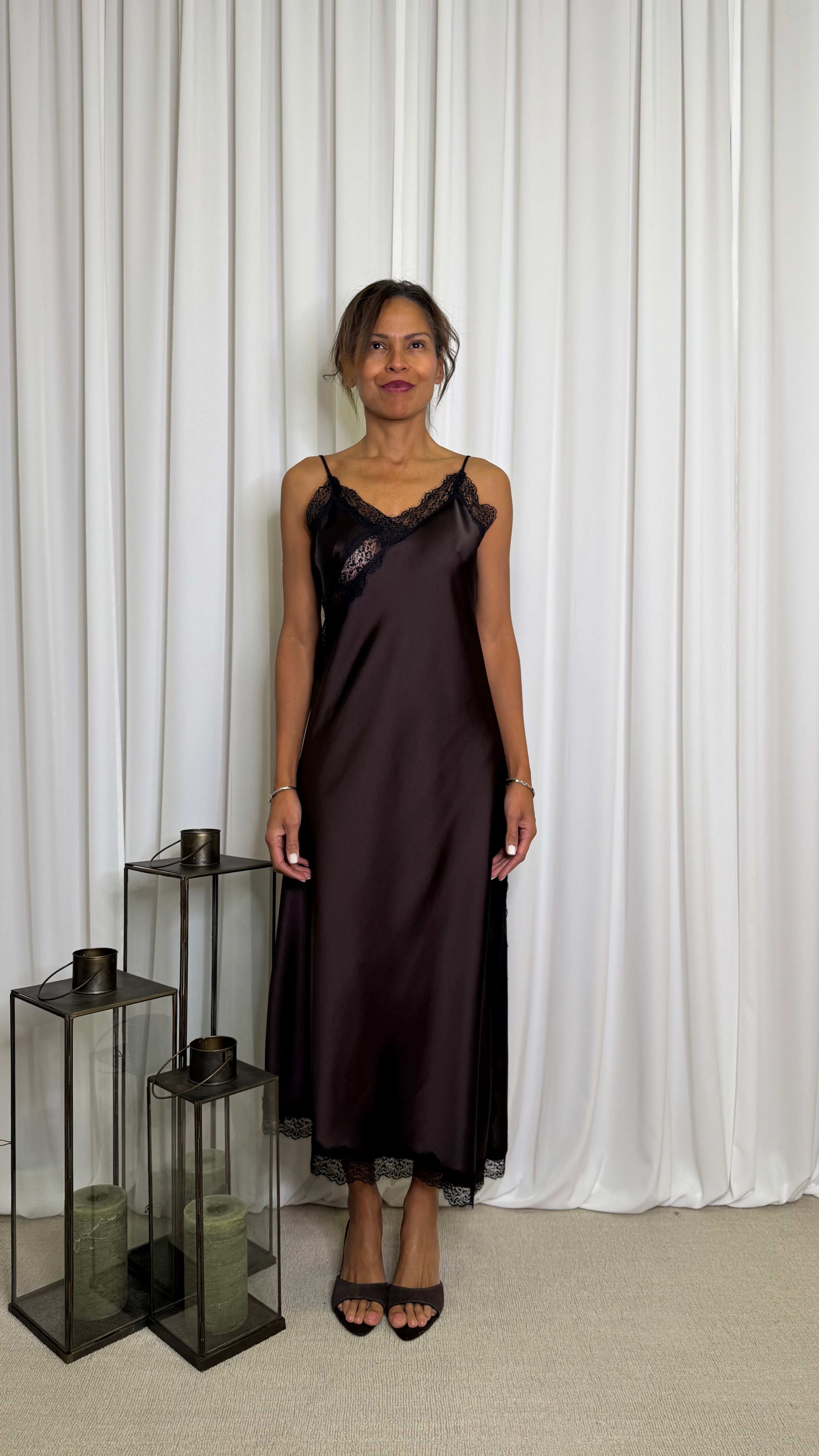 ABITO MIDI CON SPALLINE E PROFILI IN PIZZO