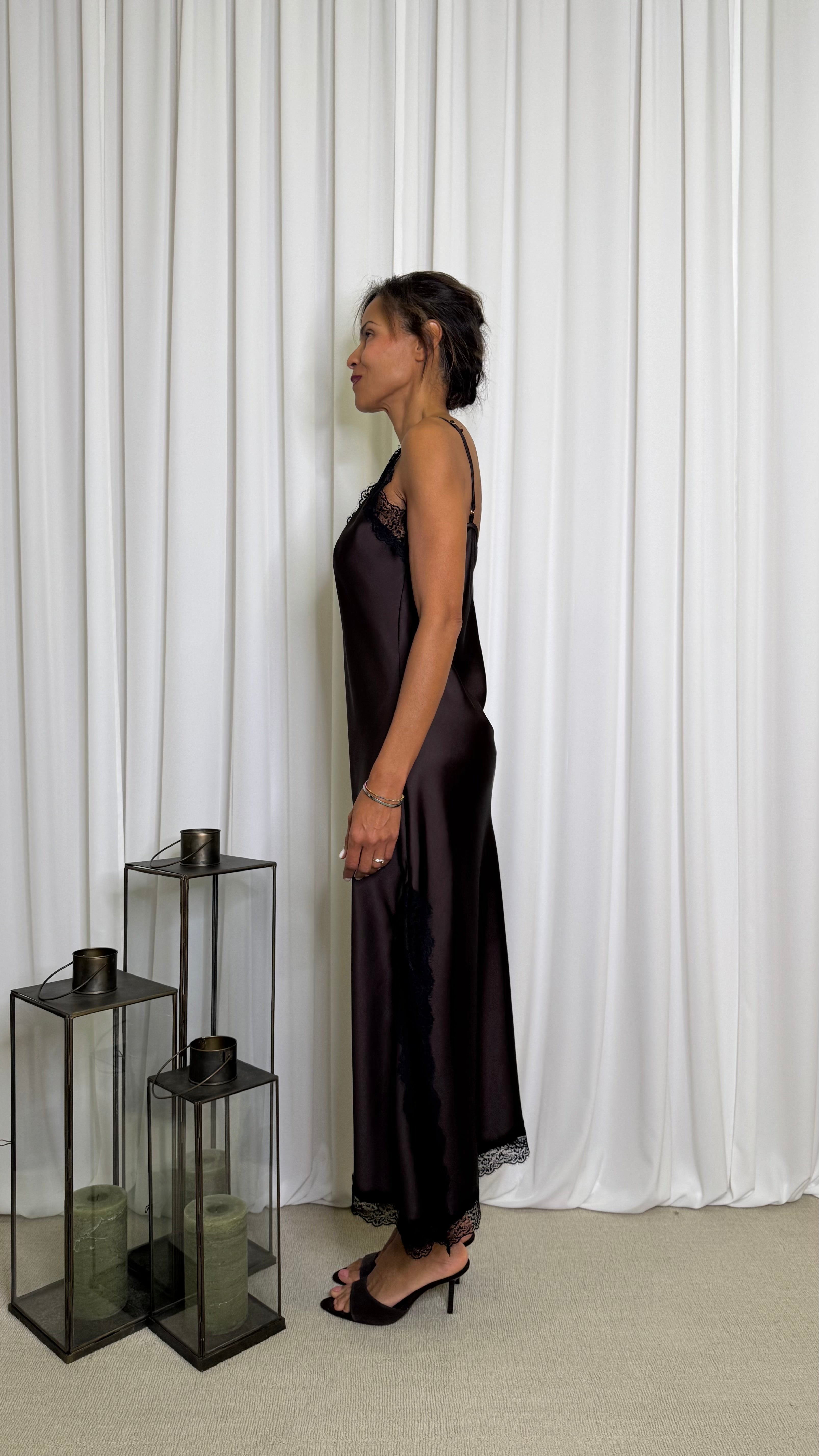 ABITO MIDI CON SPALLINE E PROFILI IN PIZZO