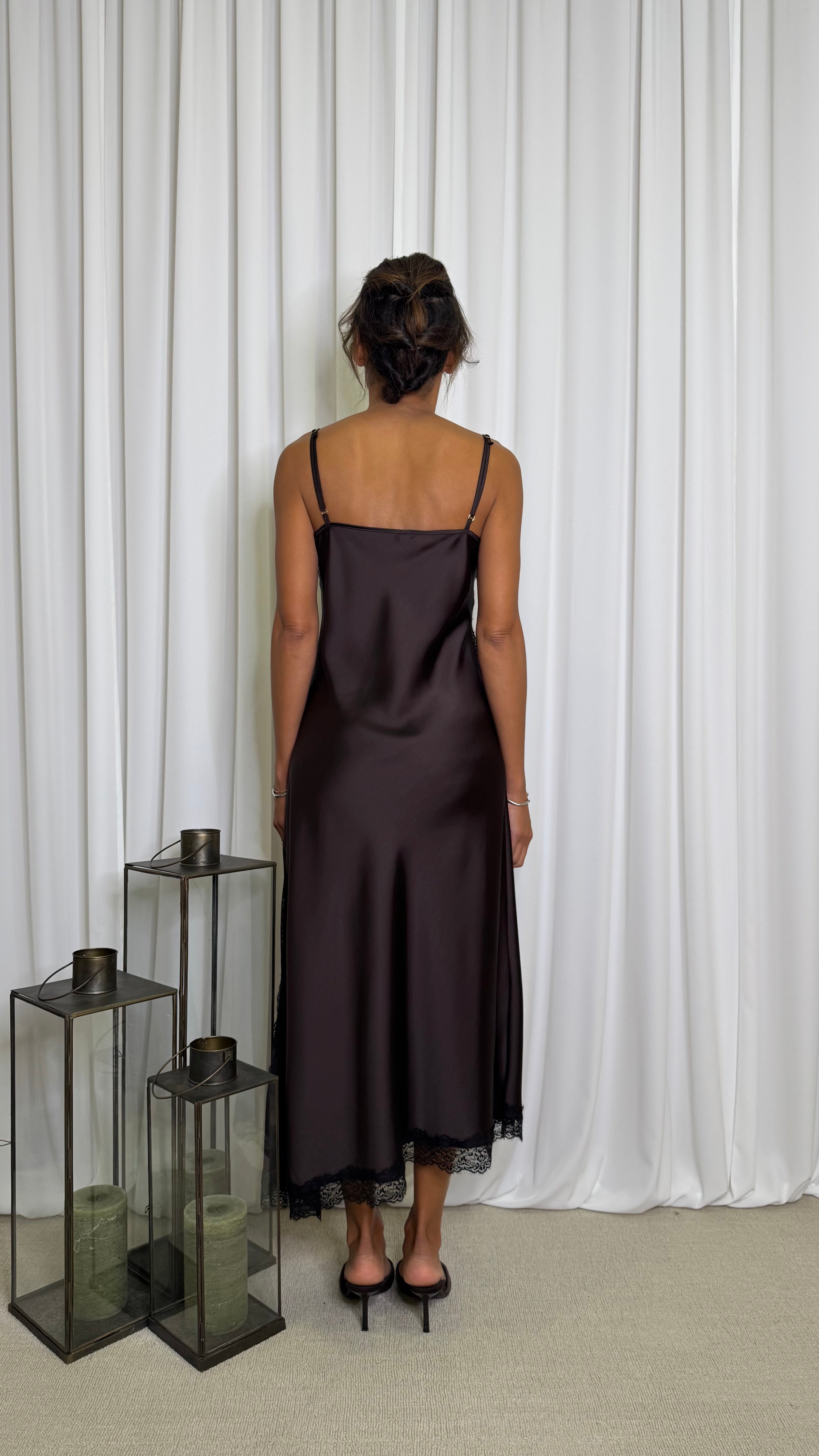 ABITO MIDI CON SPALLINE E PROFILI IN PIZZO