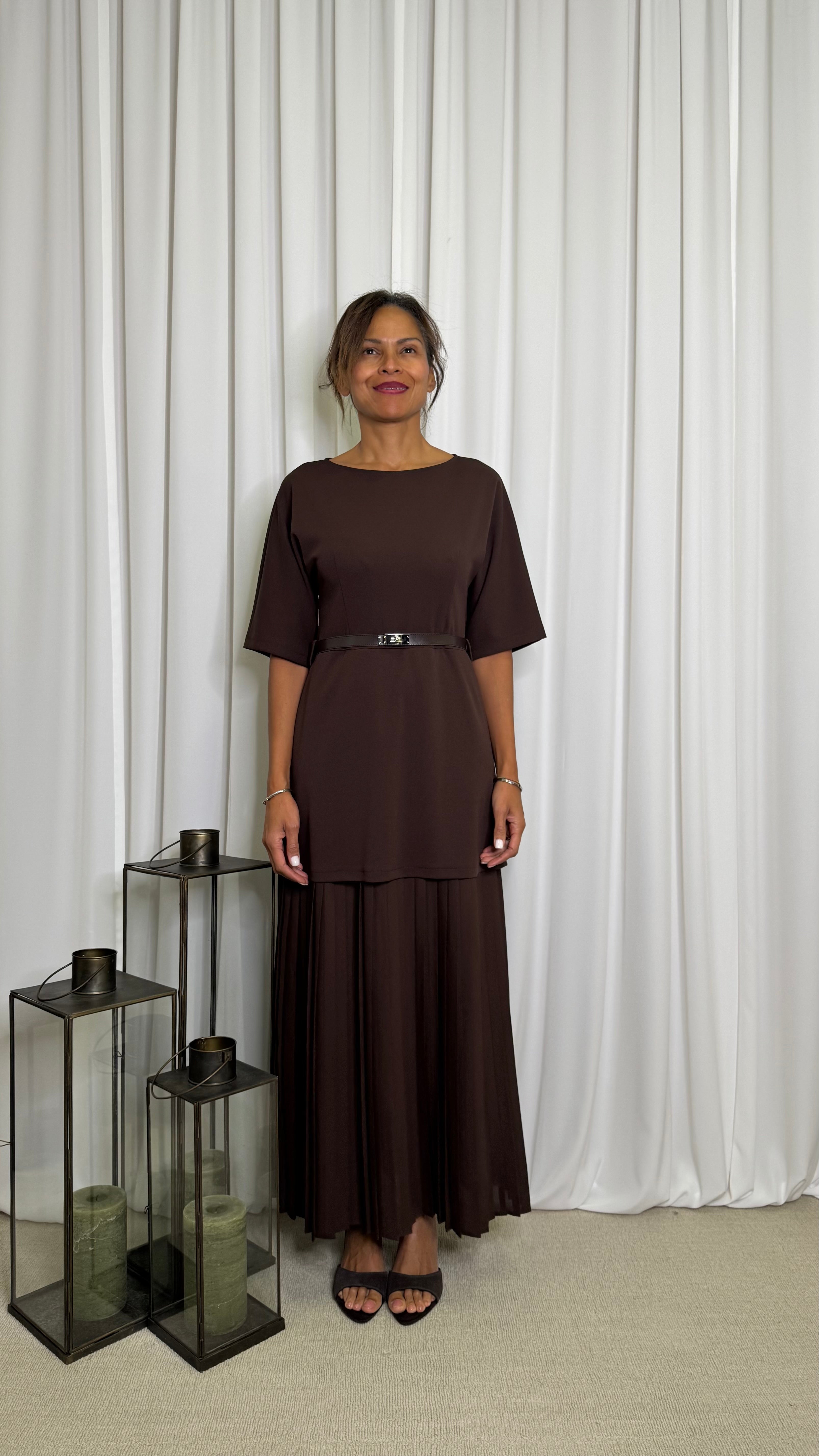 ABITO LUNGO CON CINTURA E GONNA PLISSE'