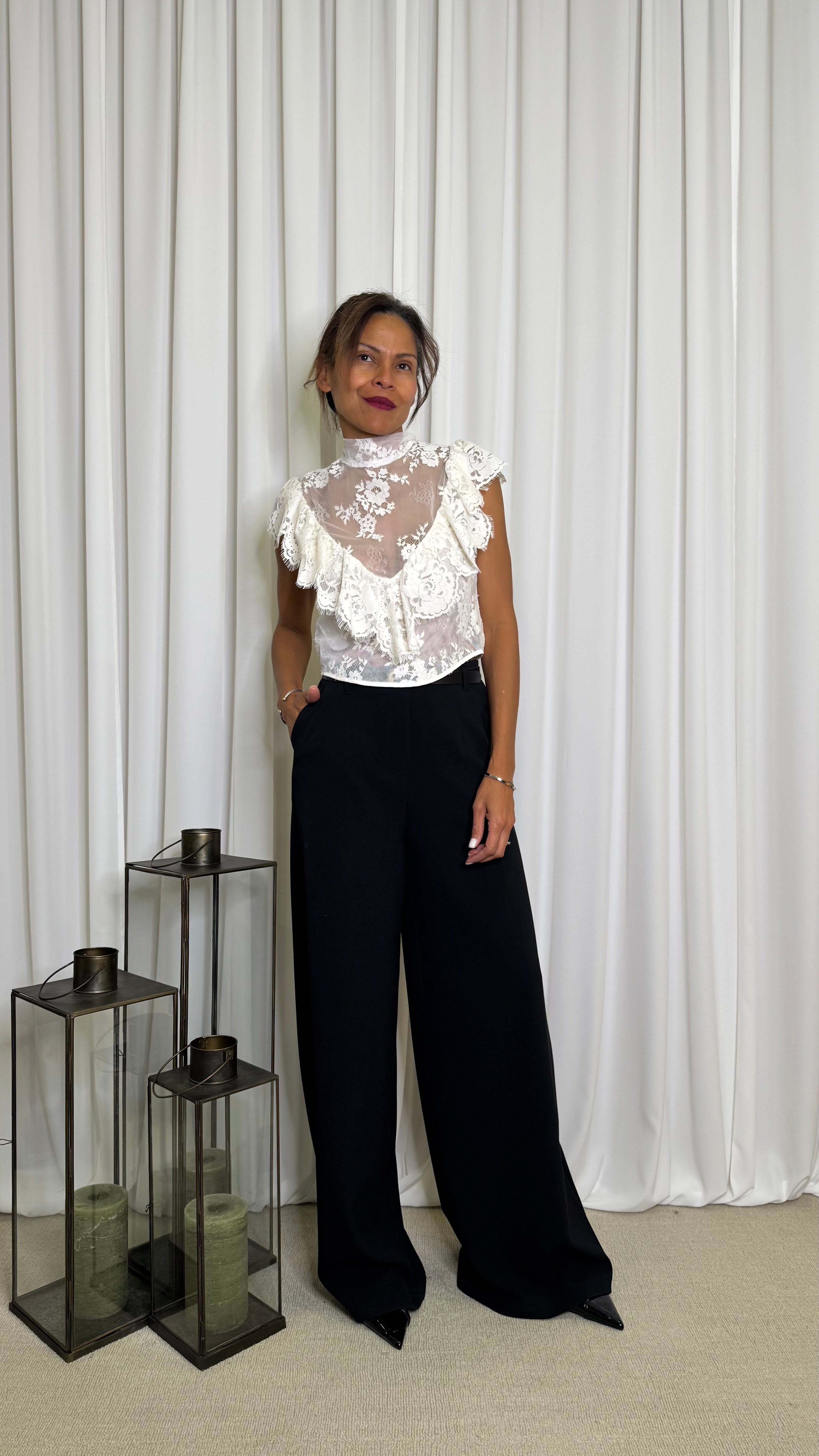 TOP IN PIZZO CON MANICHE CORTE E FIOCCO
