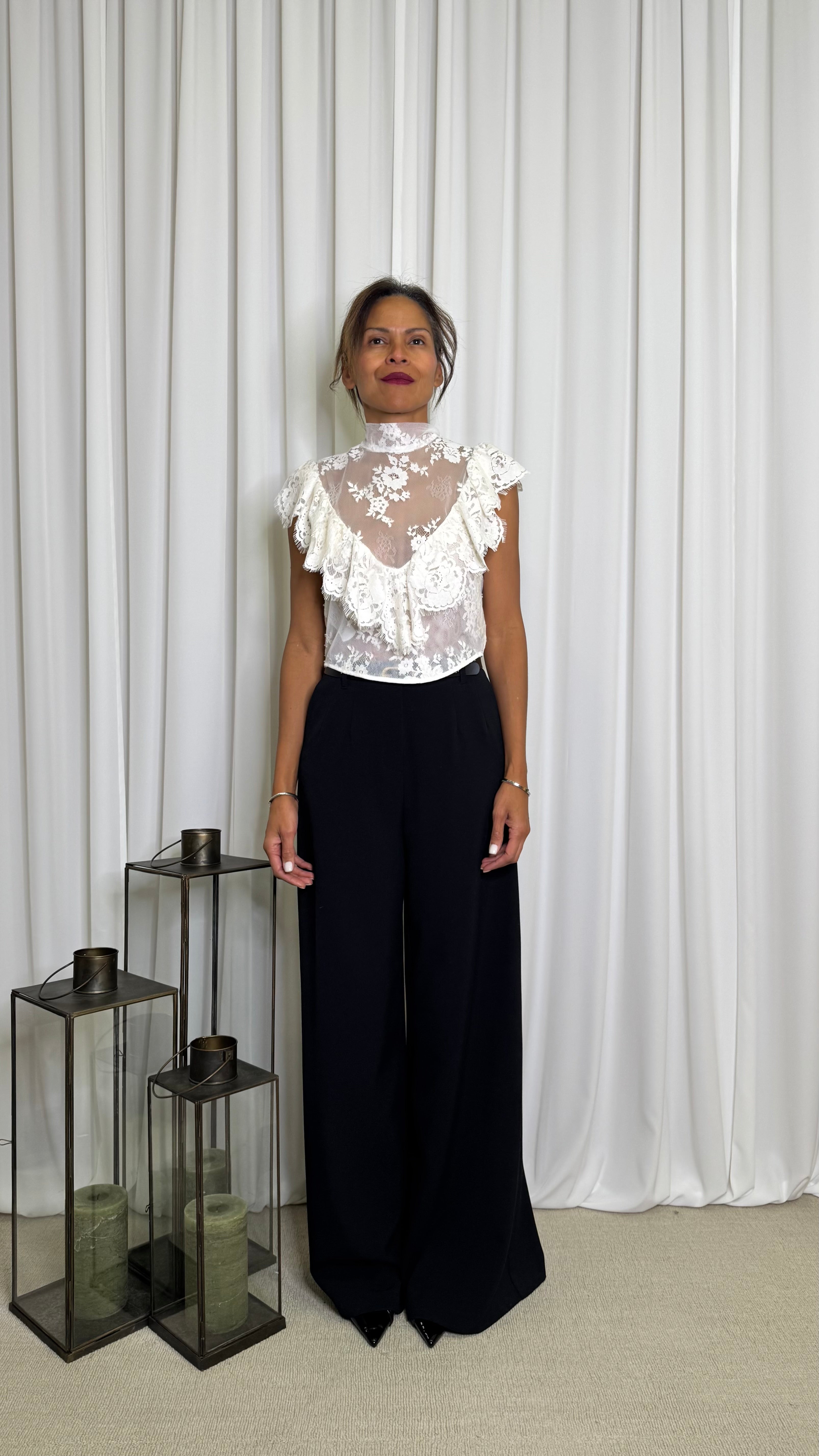 TOP IN PIZZO CON MANICHE CORTE E FIOCCO