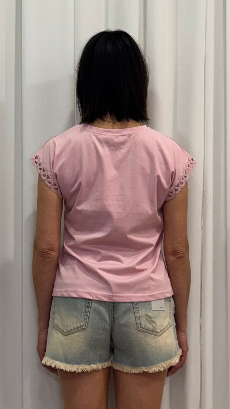 T-SHIRT CON APPLICAZIONI TRAFORATE